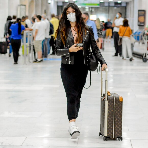 Isis Valverde deu show de simpatia em aeroporto do Rio de Janeiro