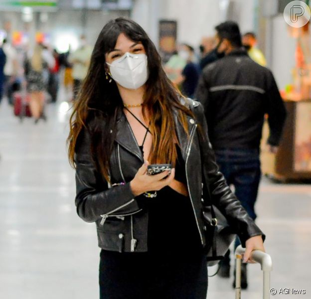 Isis Valverde foi fotografada cheia de estilo ao desembarcar no Rio de Janeiro