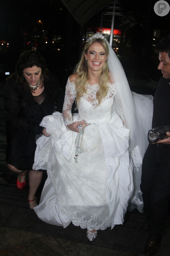 Thaís Pacholek e o cantor sertanejo Belutti se casam em São Paulo