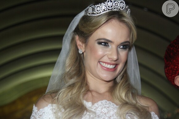 Thaís Pacholek e o cantor sertanejo Belutti se casam em São Paulo