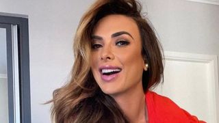 Em Dubai, Nicole Bahls se assusta com preço de comida e toma caldo de cana em lanchonete