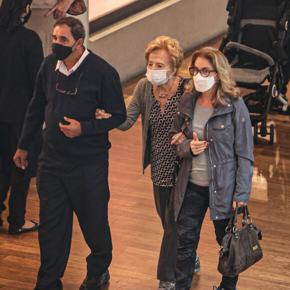 Glória Menezes foi ao shopping ao lado da filha, Maria Amélia Britto, em primeira aparição desde a morte de Tarcísio Meira