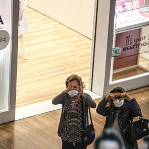 Glória Menezes passeou e tomou café com a filha mais velha em shopping na Zona Oeste do Rio de Janeiro