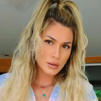 Lívia Andrade se irrita com internauta e aponta 'pensão gorda' de Pétala: 'Bancada'