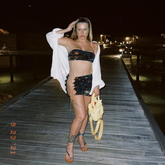 Cleo apostou em top sem alças para noitada com marido