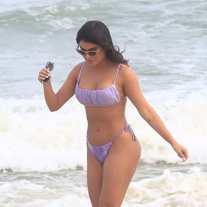 Munik Nunes desfila corpo à mostra em biquíni asa-delta