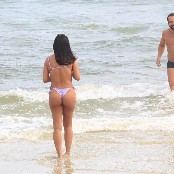 Munik Nunes e Daniel Cotrim curtem praia no Rio