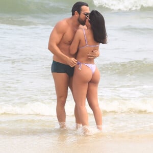 Munik Nunes troca beijos com o namorado, Daniel Cotrim