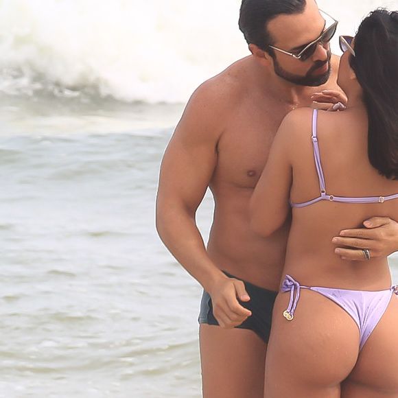 Munik Nunes e Daniel Cotrim trocam beijos em praia