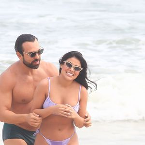Munik Nunes e Daniel Cotrim se abraçam em praia