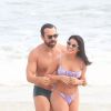 Munik Nunes e o namorado, Daniel Cotrim, são flagrados em praia