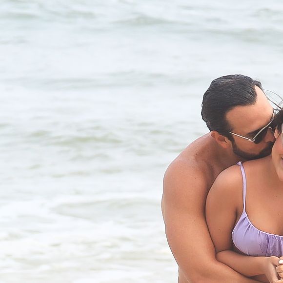 Munik Nunes e Daniel Cotrim trocam carinhos em praia do Rio