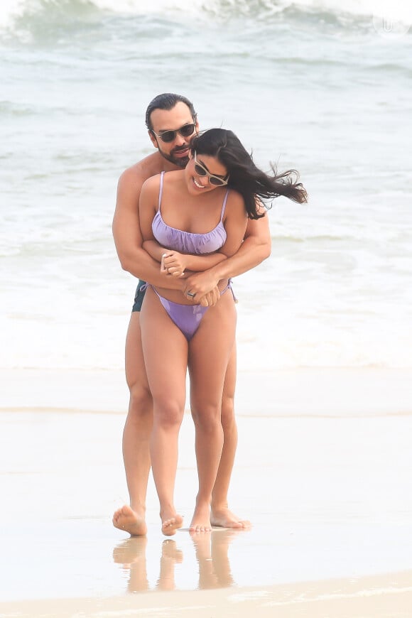 Namoro de Munik Nunes e Daniel Cotrim é flagrado em praia