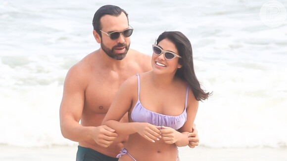 Munik Nunes beija o namorado, Daniel Cotrim, em praia do Rio, em 25 de setembro de 2021