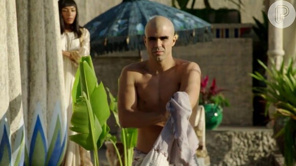 Na novela 'Gênesis', José (Juliano Laham) deixa Neferíades (Dandara Albuquerque) fascinado ao tomar banho na piscina da casa dela