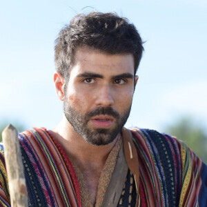 Na novela 'Gênesis', José (Juliano Laham) corre desesperado com a investida de Neferíades (Dandara Albuquerque)