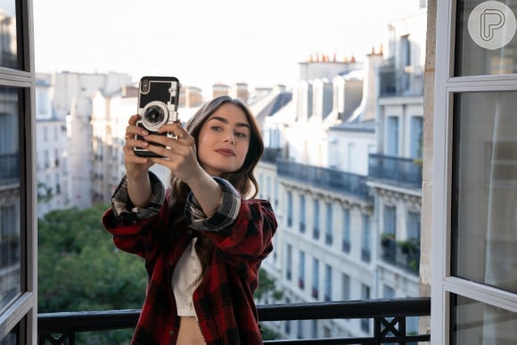 Capinha de celular usada na primeira temporada de 'Emily in Paris' foi atualizada para a segunda