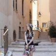 'Emily in Paris 2': Lily Collins usa vestido Dolce &amp; Gabbana em cena