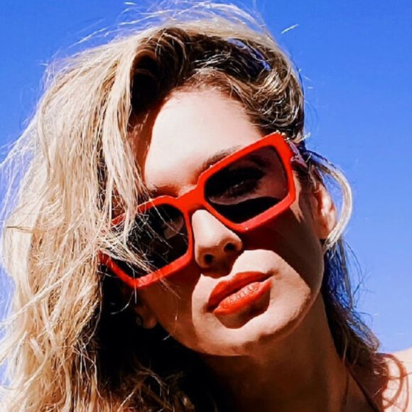 Lívia Andrade acompanhou o namorado no exame de DNA para saber se o filho de Petála Barreiros, de 9 meses, era realmente de Marcos Araújo