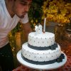 Daniel Rocha comemorou seu aniversário de 24 anos na noite de terça-feira, 25 de novembro de 2014. Na hora do bolo, o ator brincou com o fato da vela ter vindo errada: '23 + 1'