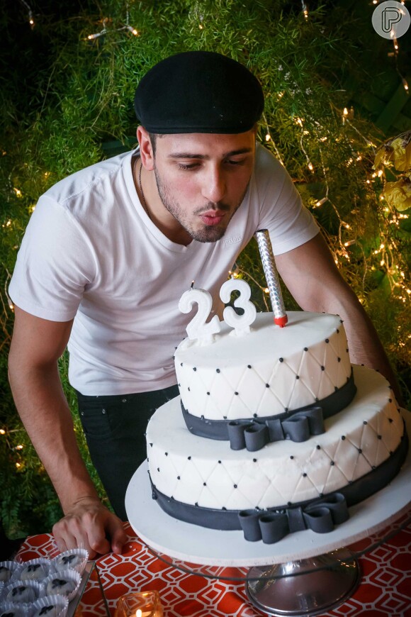 Daniel Rocha comemorou seu aniversário de 24 anos na noite de terça-feira, 25 de novembro de 2014