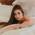 Maria Lina publicou uma série de imagens de topless em cima de uma cama