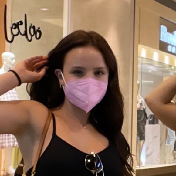 Larissa Manoela postou foto do passeio com a atriz Paloma Duarte