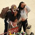 Lucas Penteado e a noiva,  Júlia Franhani,  foram clicados chorando em aeroporto do Rio
