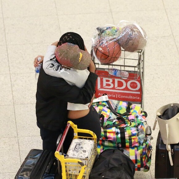 Lucas Penteado e a noiva, Júlia Franhani, foram clicados chorando e se consolando em aeroporto após ataques na web