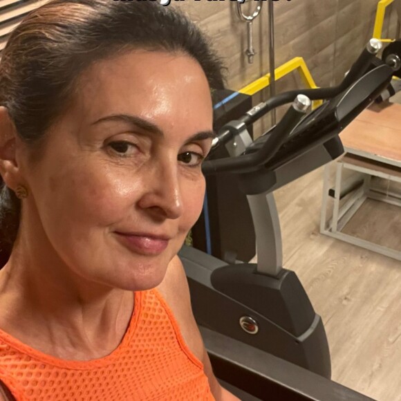 Fátima Bernardes mostrou bom humor ao comentar que só pode usar a esteira da academia