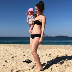 De maiô, Nathalia Dill recebeu elogios por mostrar o corpo natural, sem retoques