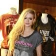 Avril Lavigne usa tons neutros em look: cantora é do signo de Libra
