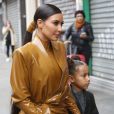 Kim Kardashian usa tons castanhos em look com efeito vinil