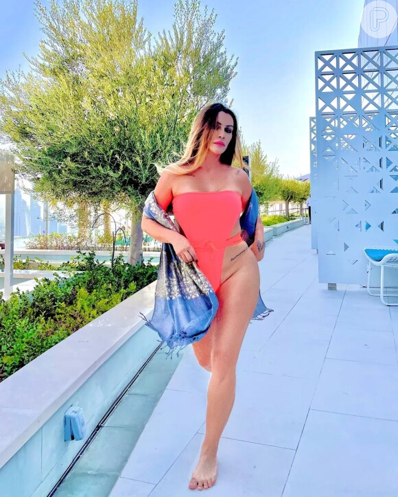 Famosas de Libra: Cleo ama looks de moda praia com recortes