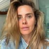 Carolina Dieckmann posta fotos sem maquiagem nas redes sociais