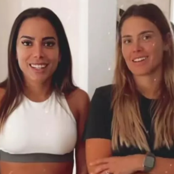 Anitta fica chocada com Carolina Dieckmann por sua beleza aos 43 anos