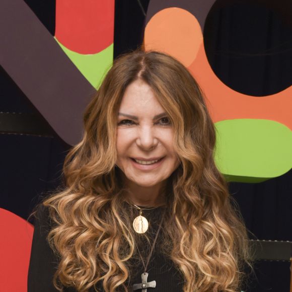 Elba Ramalho também teve câncer de mama. A cantora recebeu o diagnóstico médico em 2010. Depois de algumas sessões de tratamento, ela estava curada da doença