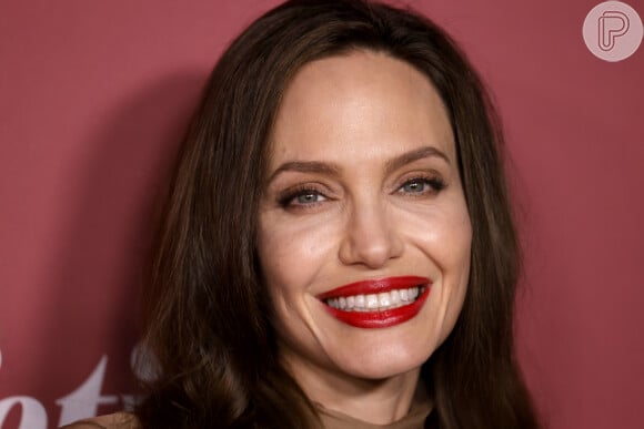 Angelina Jolie passou por uma dupla mastectomia preventiva, uma cirurgia para retirada dos seios