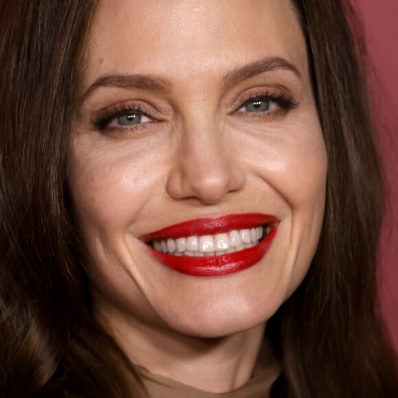 Angelina Jolie passou por uma dupla mastectomia preventiva, uma cirurgia para retirada dos seios