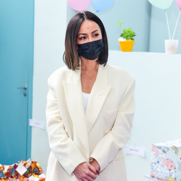 Sabrina Sato usou blazer offwhite oversized, seguindo tendência desde 2020, para look de evento beneficente com seu Instituto