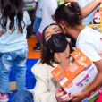 Sabrina Sato interagiu com crianças e distribuiu brinquedos nesta sexta-feira (08) em evento beneficente com seu Instituto