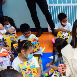 Sabrina Sato e instituições parceiras doaram mais de 300 brinquedos e itens como mamadeiras às crianças do CEI de São Miguel