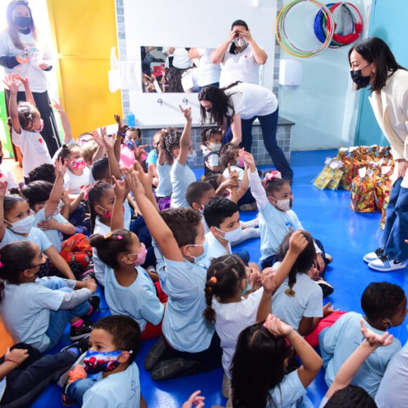 Sabrina Sato compareceu ao evento de doação e ajuda de famílias necessitadas no CEI São Miguel, em São Paulo