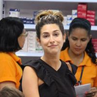 Sem maquiagem, Fernanda Paes Leme faz compras em farmácia no Rio