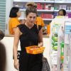 Fernanda Paes Leme esteve em uma farmácia dentro de um shopping da Barra da Tijuca, no Rio