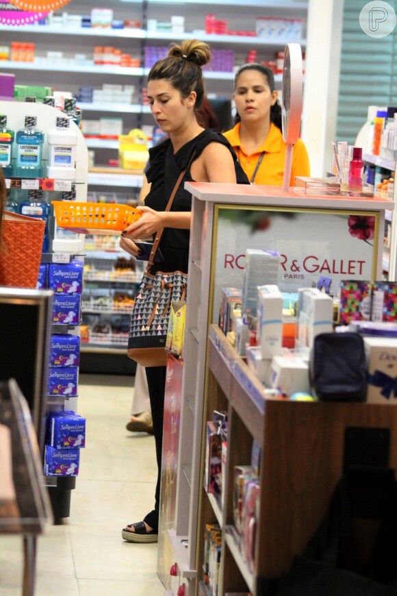Fernanda Paes Leme comprou alguns itens de farmácia na tarde desta quarta-feira, 26 de novembro de 2014