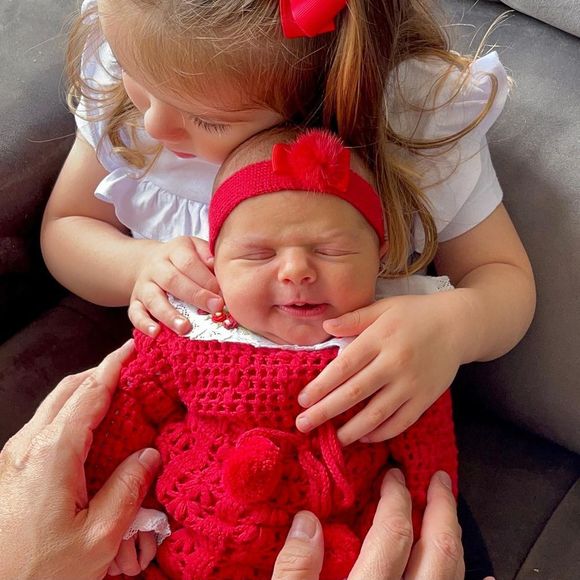 Thaeme mostra encontro das filhas Liz e Ivy