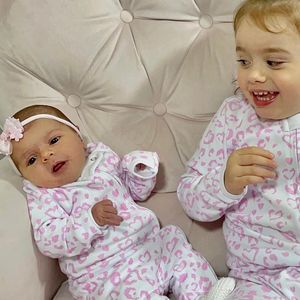 Filhas de Thaeme surgem com looks iguais em foto