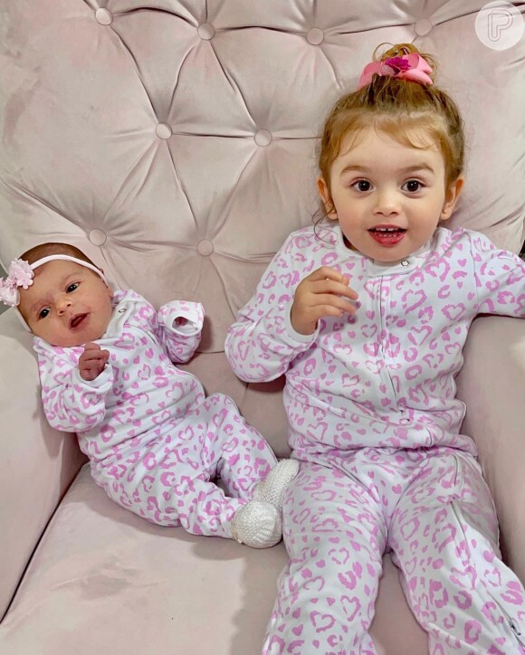 Thaeme encanta seguidores com foto das filhas de pijama