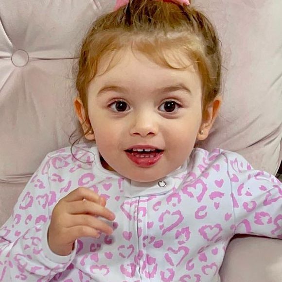 Thaeme encanta seguidores com foto das filhas de pijama